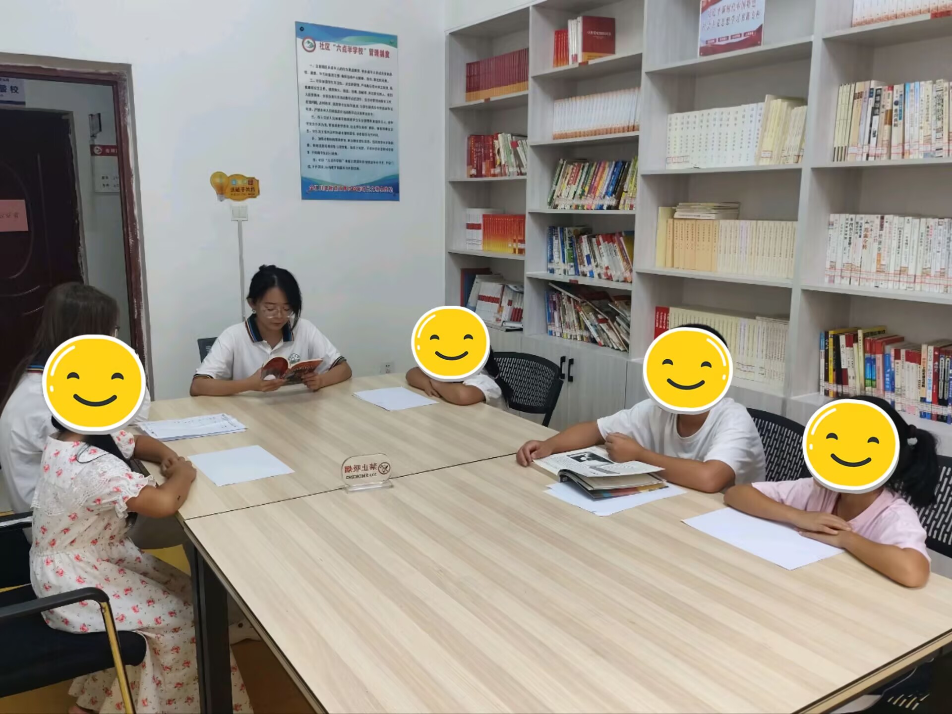 图2 实践队员为孩子们讲述雷锋同志的感人事迹.jpg 图2 实践队员为孩子们讲述雷锋同志的感人事迹.jpg