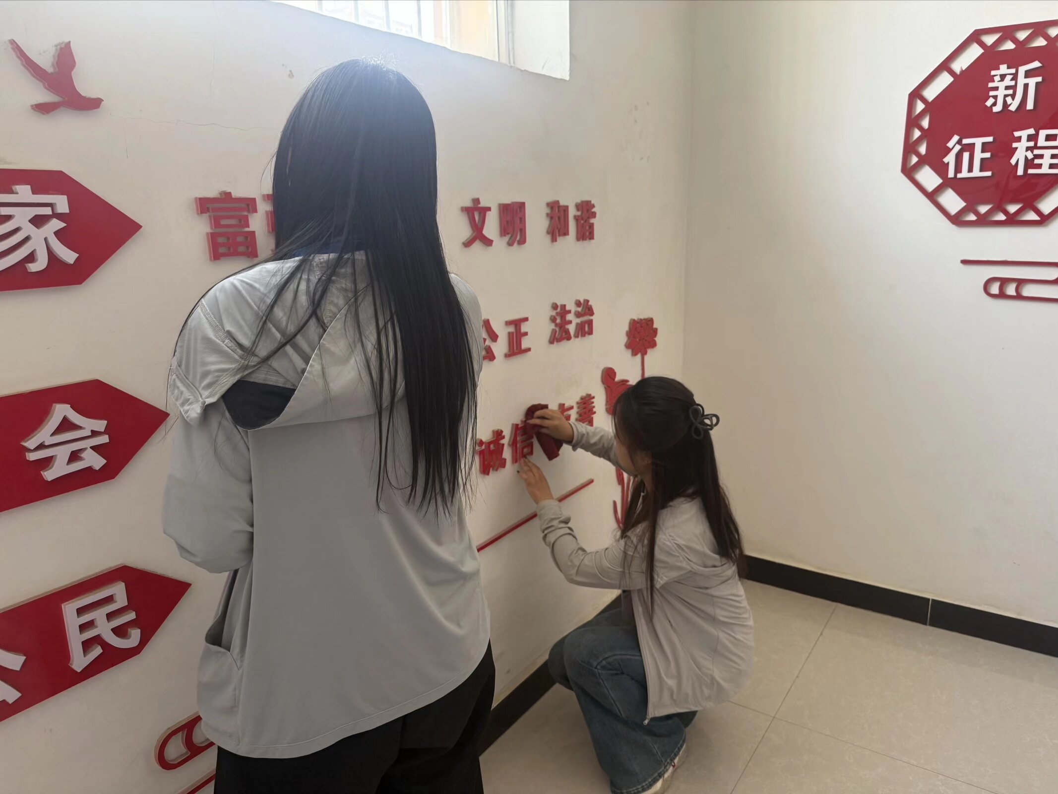 图3 实践队员们清洁社区文化墙.jpeg 图3 实践队员们清洁社区文化墙.jpeg